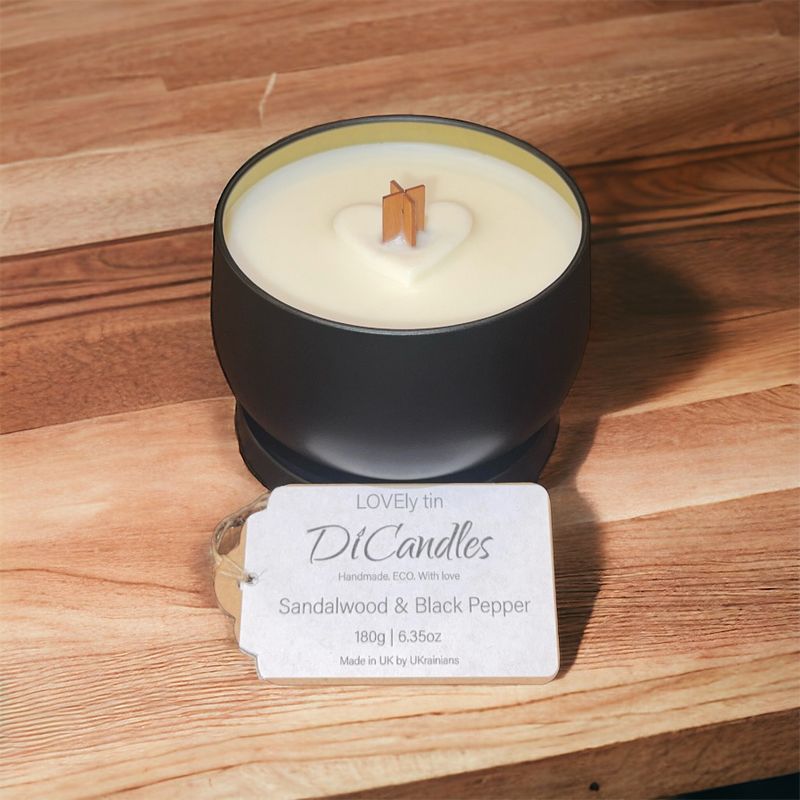 LOVEly tin - Scented candle, Sandalwood & Black Pepper, 180g